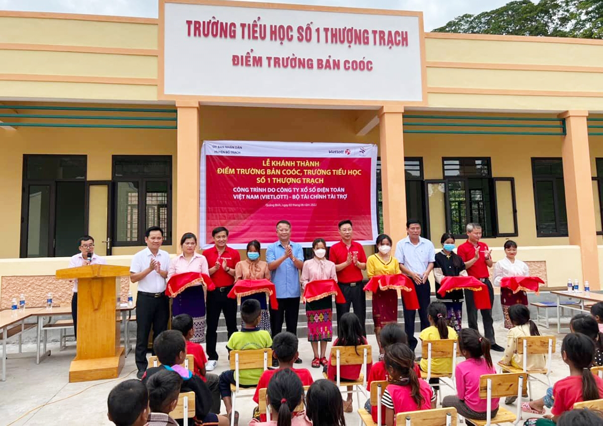Phó Chủ tịch UBND huyện Bố Trạch Nguyễn Hữu Hồng (áo xanh, đứng giữa) tham dự Lễ khánh thành điểm trường bản Coóc