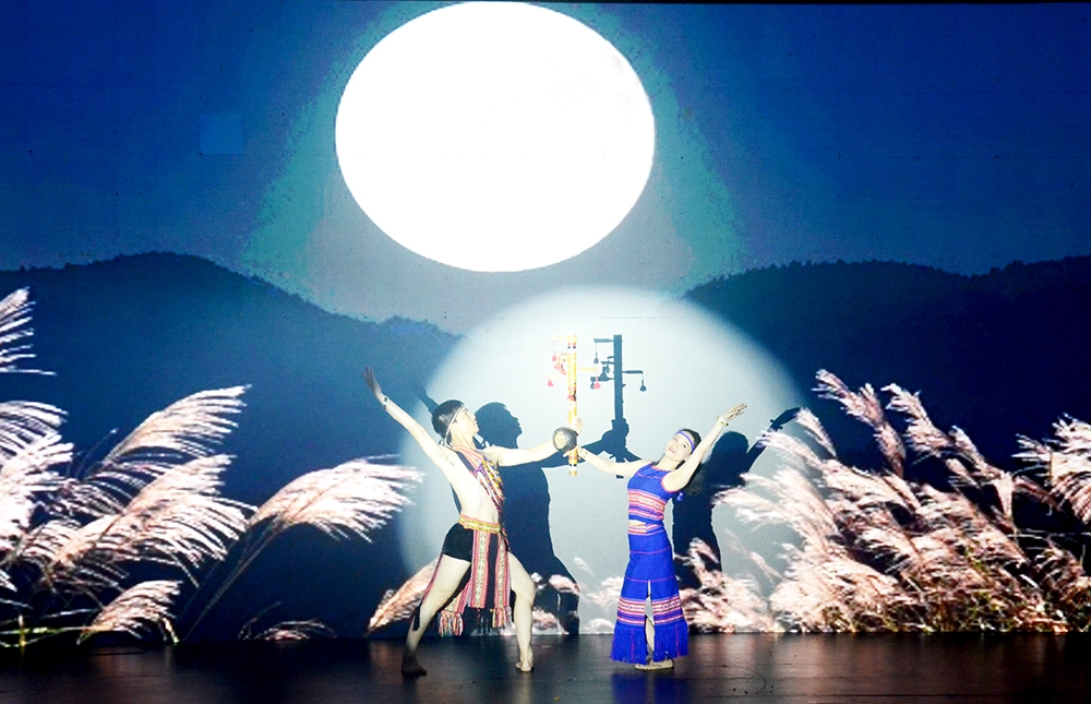 Tiết mục múa “Tỏ tình đêm trăng” của Nhà hát Ca múa nhạc tổng hợp Đam San (tỉnh Gia Lai)
