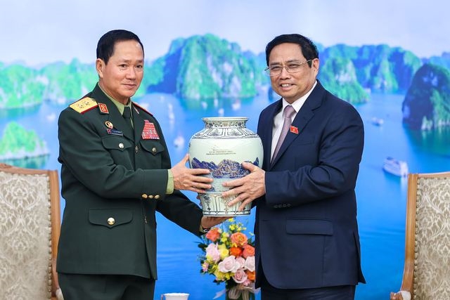 Thủ tướng Phạm Minh Chính tặng quà lưu niệm cho Trung tướng Khamlieng Outhakaysone - Ảnh: VGP/Nhật Bắc