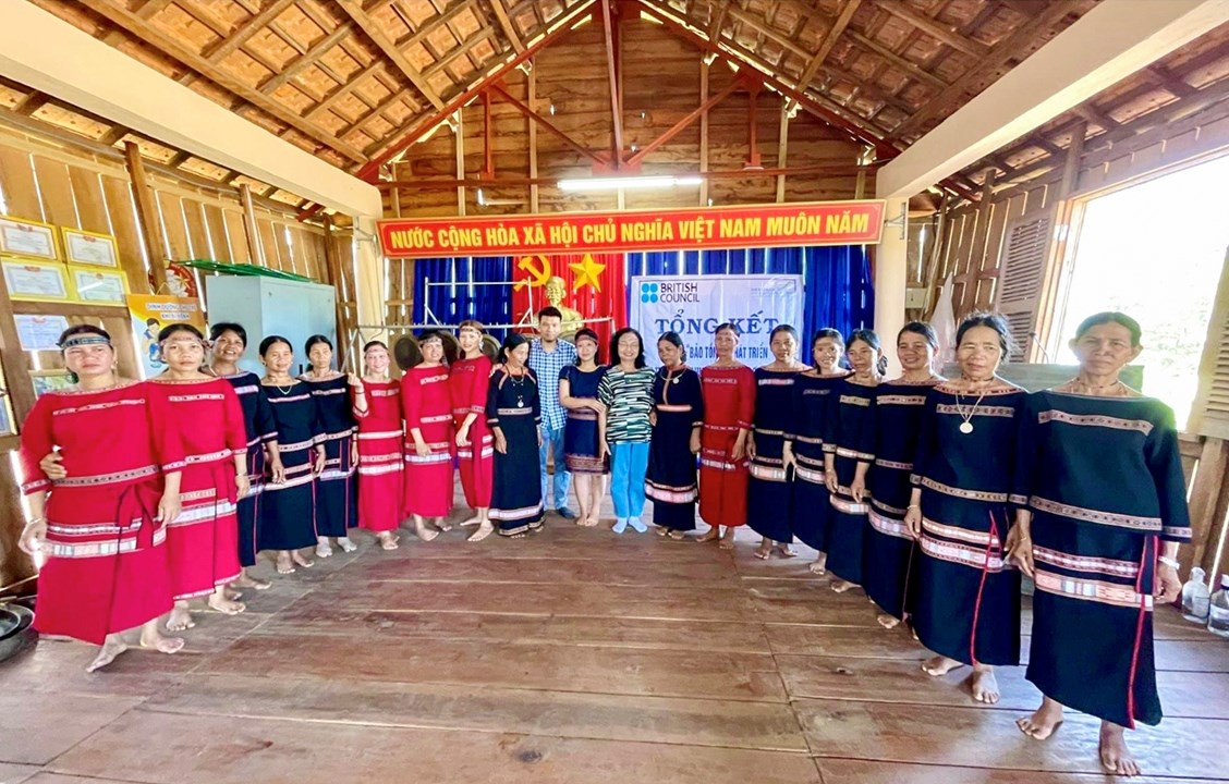 Đồng bào DTTS Ba Na cùng tham gia lớp Dự án "Bảo tồn và phát triển dệt thổ cẩm Ba Na ở xã Kông Lơng Khơng" (huyện Kbang, tỉnh Gia Lai) đã hoàn thành