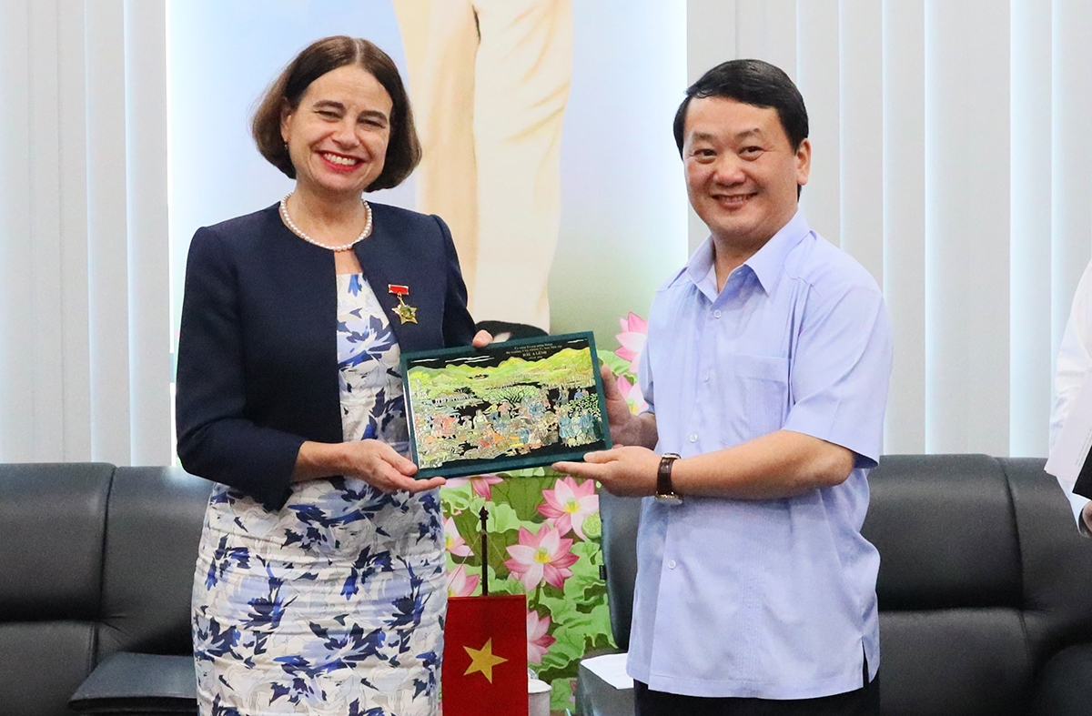 Bộ trưởng, Chủ nhiệm UBDT Hầu A Lềnh tặng quà cho bà Robyn Mudie, Đại sứ Australia tại Việt Nam