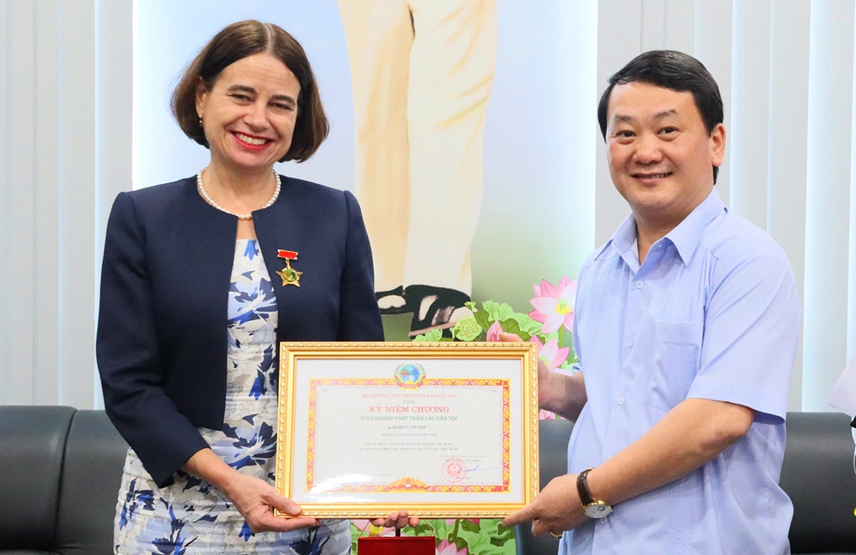 Bộ trưởng, Chủ nhiệm UBDT Hầu A Lềnh tặng Kỷ niệm chương “Vì sự nghiệp phát triển các dân tộc” cho bà Robyn Mudie, Đại sứ Australia tại Việt Nam