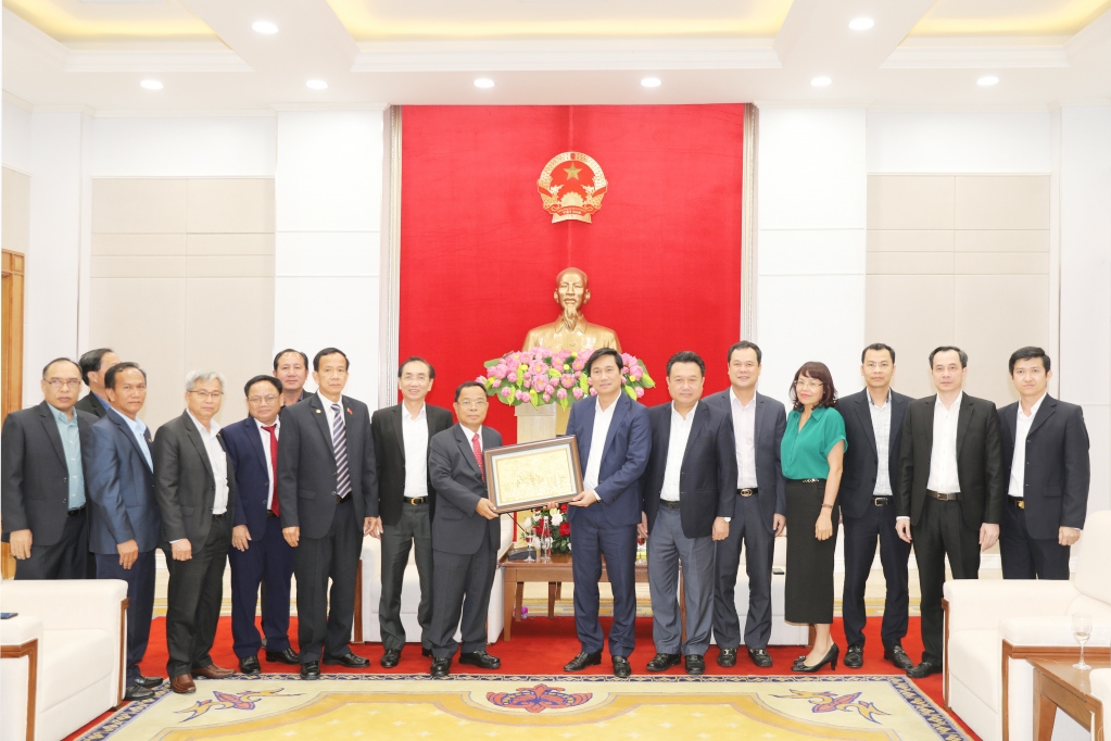 Chủ tịch UBND tỉnh Quảng Ninh tặng Chủ nhiệm Ban Kiểm tra Lào bức tranh về vịnh Hạ Long