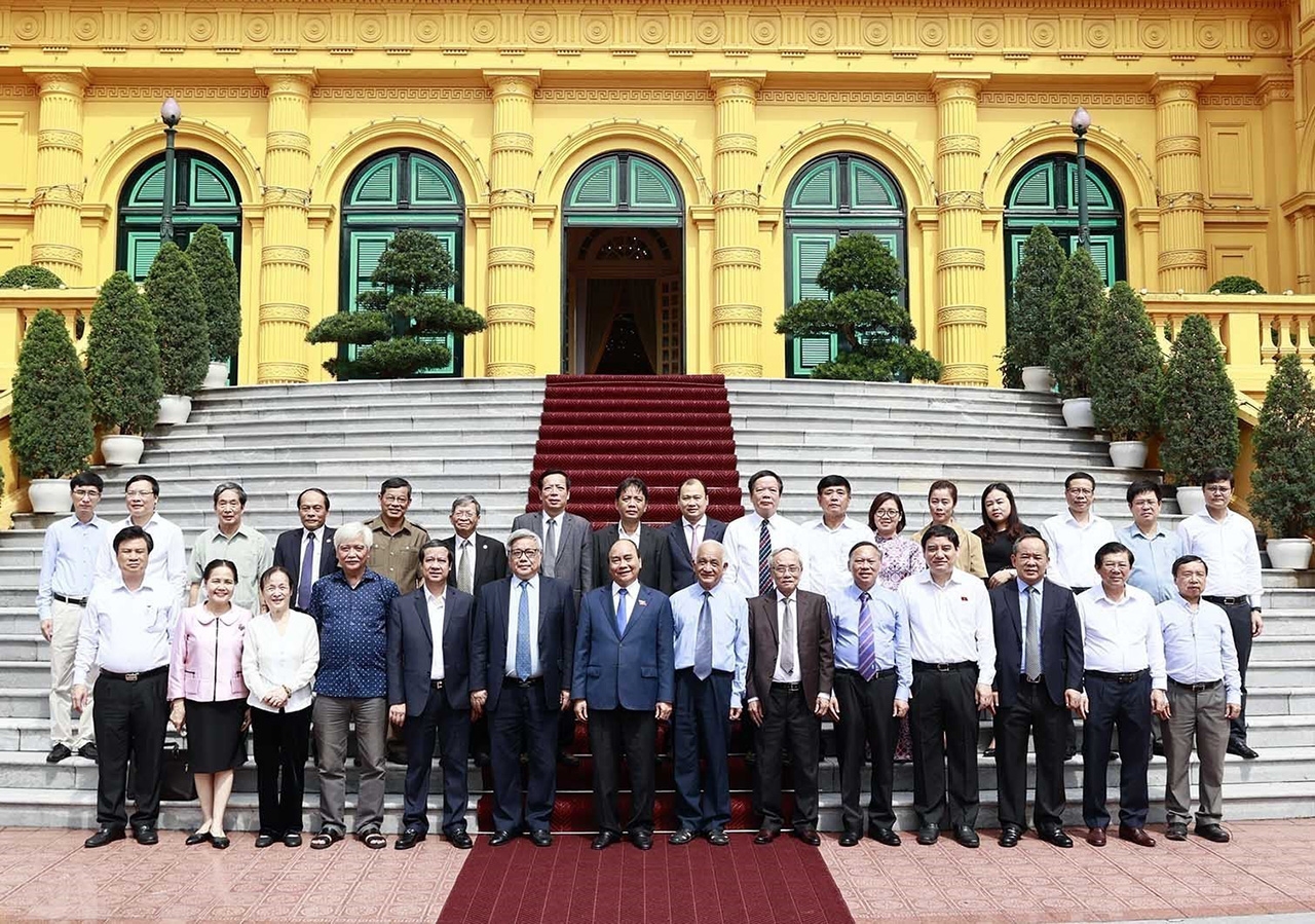  Chủ tịch nước Nguyễn Xuân Phúc cùng các đại biểu Hội Khoa học lịch sử Việt Nam. (Ảnh: TTXVN)
