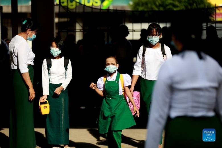 Học sinh tại Yangon (Myanmar) đeo khẩu trang khi đến trường vào ngày đầu tiên của năm học 2022-2023. Bắt đầu từ ngày 2/6, Myanmar đã nối lại việc giảng dạy trực tiếp tại các trường tiểu học, trung học cơ sở và trung học phổ thông trên toàn quốc. (Ảnh: Tân Hoa Xã / U Aung)