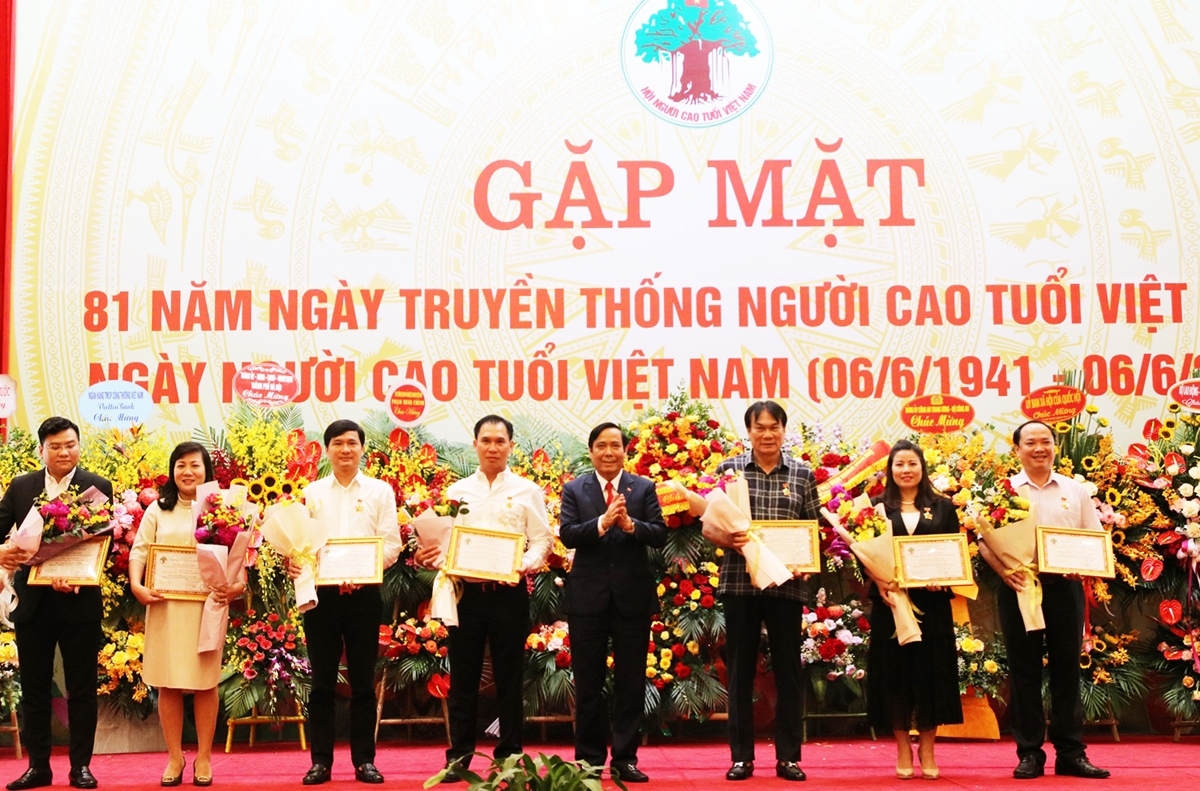 Lãnh đạo Hội NCT trao thưởng cho các cá nhân có nhiều đóng góp cho sự nghiệp chăm sóc, phát huy vai trò NCT Việt Nam