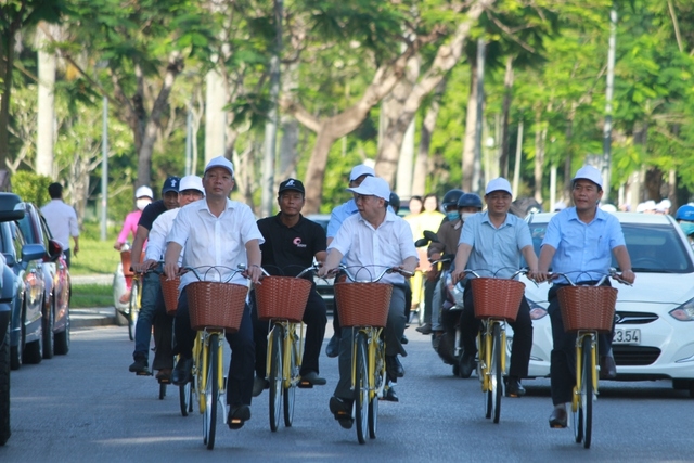 Lãnh đạo tỉnh Thừa Thiên Huế trải nghiệm hệ thống xe đạp chia sẻ công cộng trên đường phố Huế