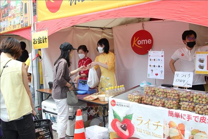 Quầy hàng giới thiệu và bán các sản phẩm nông sản Việt Nam tại lễ hội. Ảnh: Đức Thịnh/PV TTXVN tại Nhật Bản