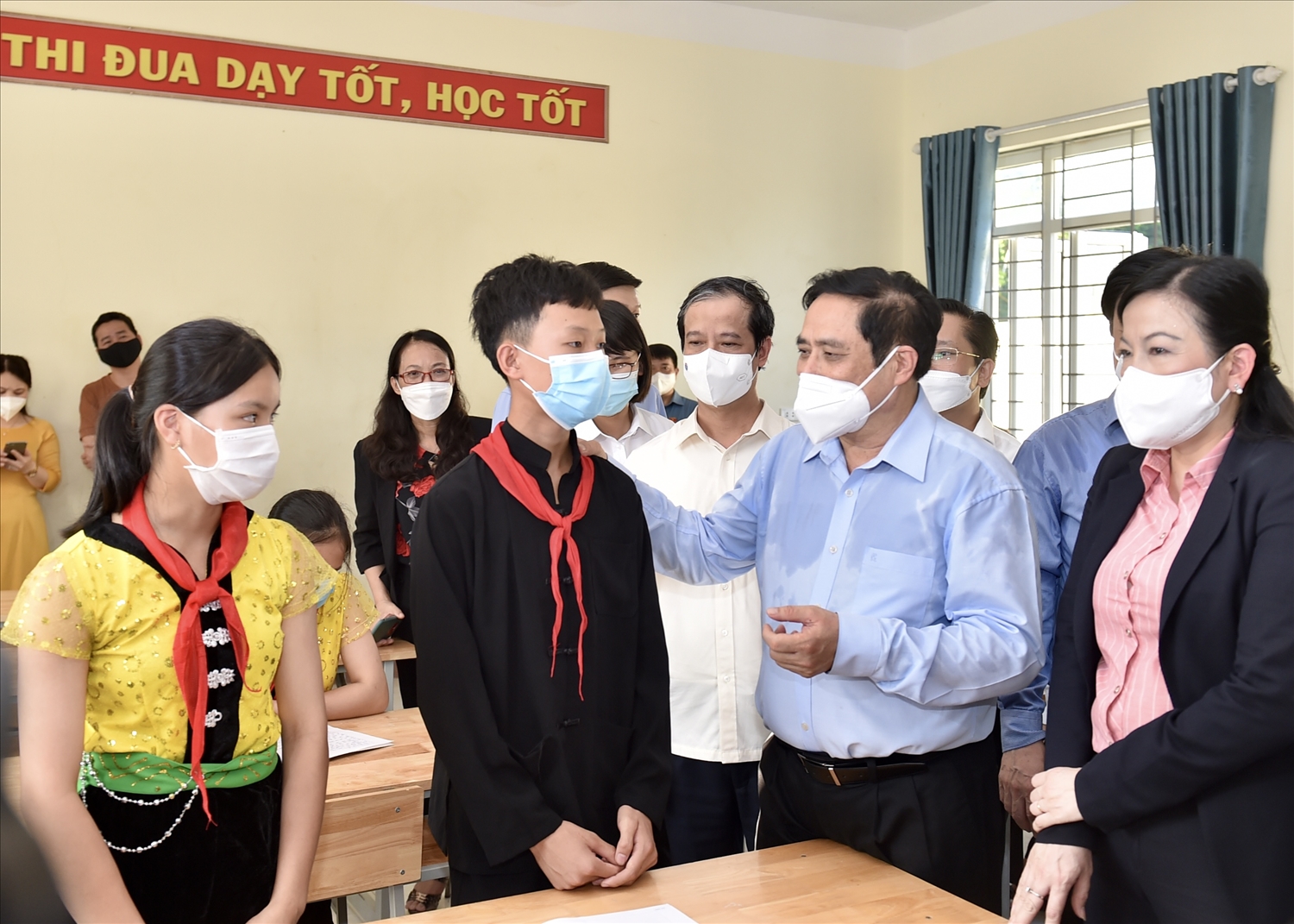 Thủ tướng thăm hỏi, động viên các thầy cô, học sinh Trường Phổ thông Dân tộc nội trú THCS Định Hóa, tỉnh Thái Nguyên- Ảnh: VGP/Nhật Bắc