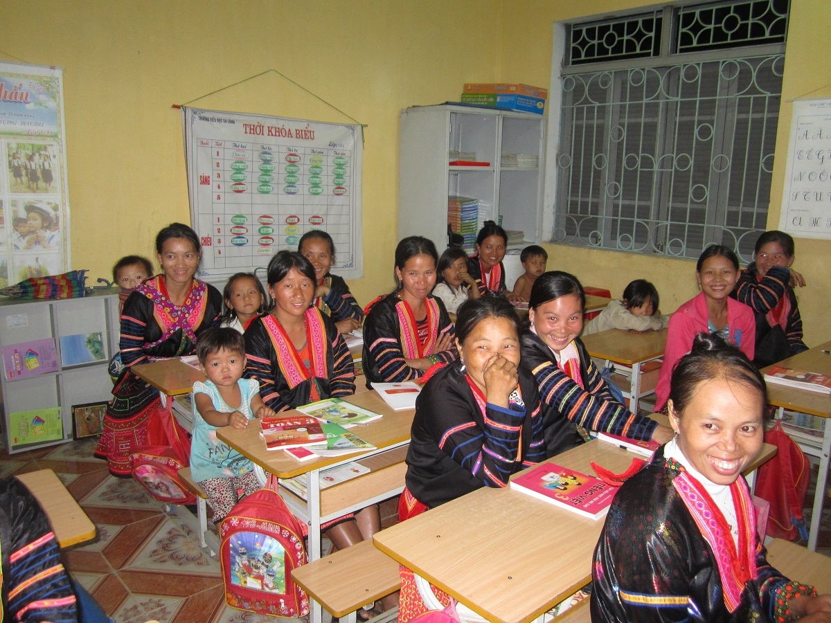 Lớp học xóa mù chữ tại Bản Háng Lìa, xã Sa Lông, huyện Mường Chà, tỉnh Điện Biên