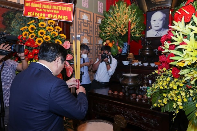 Thủ tướng Phạm Minh Chính dâng hương tưởng nhớ Chủ tịch Tôn Đức Thắng - Ảnh: VGP/Nhật Bắc