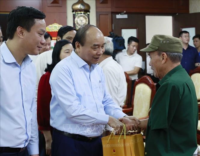 Sáng 5/6/2022, tại Hải Dương, Chủ tịch nước Nguyễn Xuân Phúc thăm và tặng quà cho người cao tuổi tiêu biểu là hội viên Hội Người cao tuổi tỉnh Hải Dương. (Ảnh: Thống Nhất/TTXVN)