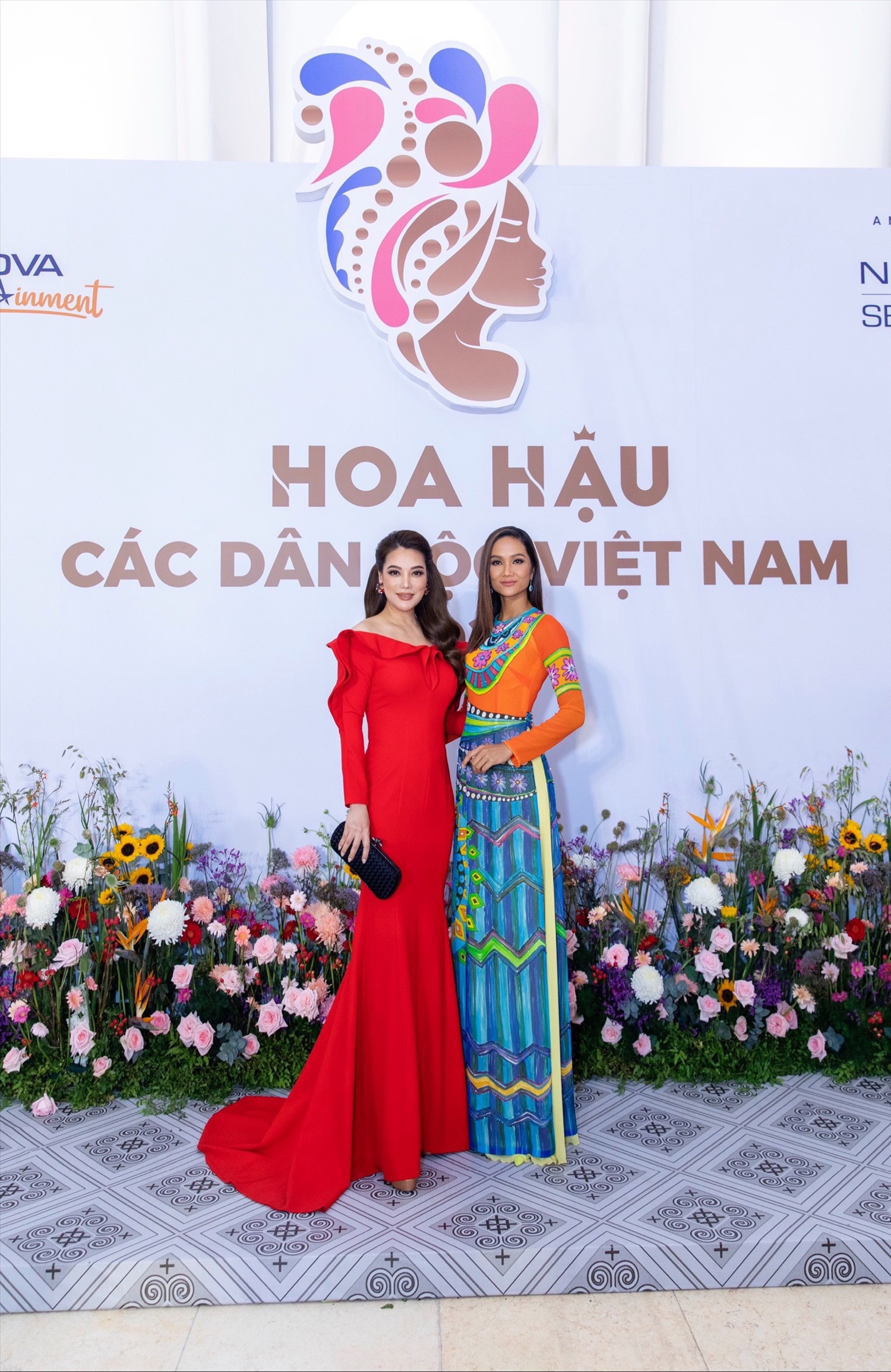 Nhà sản xuất phim - diễn viên Trương Ngọc Ánh cùng Hoa hậu H'Hen Niê tại sự kiện