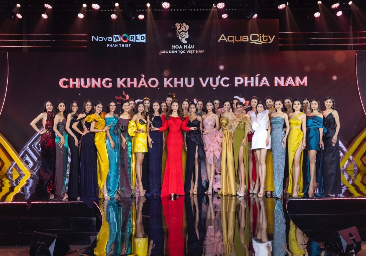 Vòng chung khảo đã chọn ra 30 thí sinh nổi bật nhất, chụp chung với Trưởng ban tổ chức Trương Ngọc Ánh. Ảnh: HHCDT