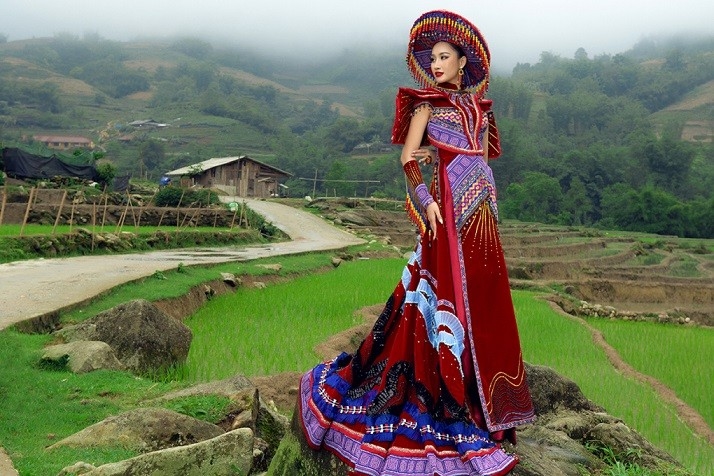Trước khi sang Bali (Indonesia) dự thi Miss Global 2022, Đoàn Hồng Trang thực hiện một bộ ảnh kỷ niệm tại Tây Bắc với trang phục này. Phần tà xòe rộng với những đường uốn lượn tượng trưng cho vẻ đẹp núi non hùng vĩ của vùng cao Việt Nam cũng như sự bao bọc, che chở của thiên nhiên đối với con người và sự gắn kết, yêu thương, đùm bóc lẫn nhau của các dân tộc.