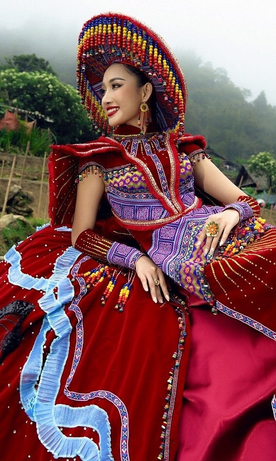 Người đẹp cho biết cô và Nguyễn Minh Tuấn mất nhiều ngày bàn bạc, xây dựng ý tưởng về một trang phục hội tụ những nét đặc sắc trong văn hóa các dân tộc anh em đồng thời thể hiện sự hiện đại, nổi bật khi trình diễn.