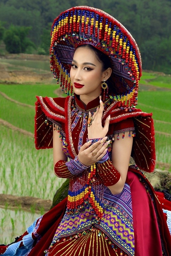Các nghệ nhân mất rất nhiều thời gian để đính kết hàng nghìn viên pha lên trang phục truyền thống của Đoàn Hồng Trang tại Miss Global 2022.