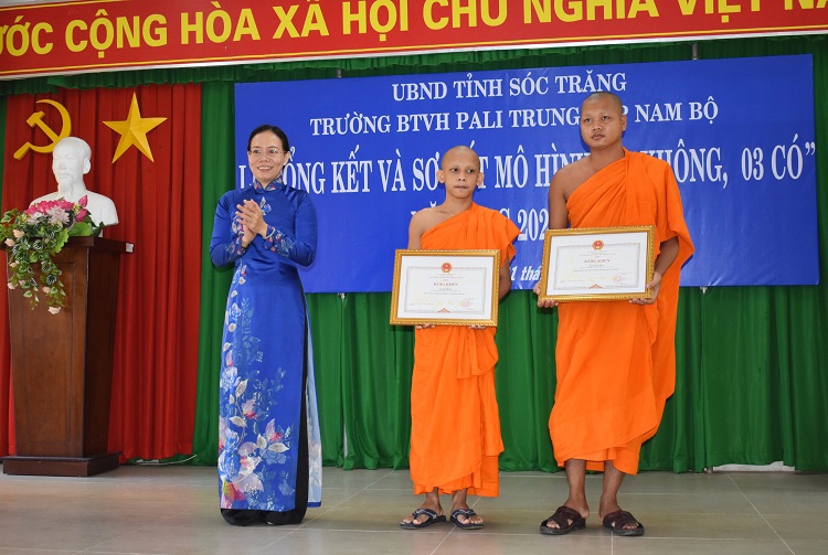 Bà Huỳnh Diễm Ngọc - Phó Chủ tịch UBND tỉnh Sóc Trăng tặng Bằng khen cho hai tăng sinh giỏi toàn cấp