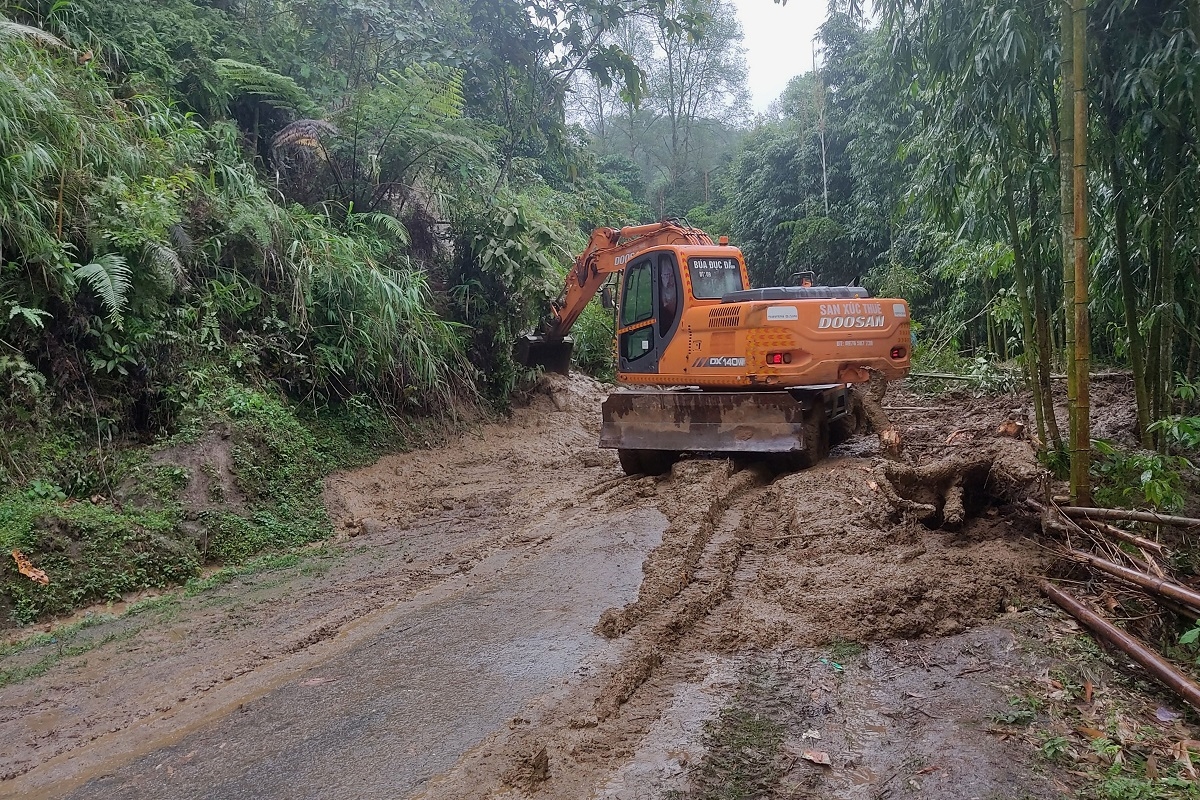 UBND huyện Bát Xát yêu cầu các đơn vị quản lý đường bộ điều máy móc, phương tiện đến hiện trường để khắc phục, xử lý bùn, đất, đá trên mặt đường
