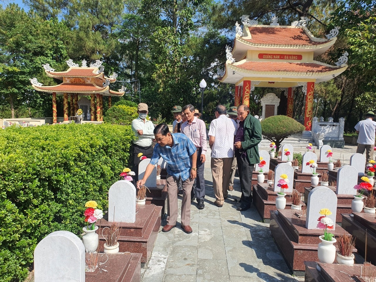 Đoàn thắp hương tưởng nhớ các Anh hùng liệt sỹ tại Nghĩa trang Trường Sơn, tỉnh Quảng Trị