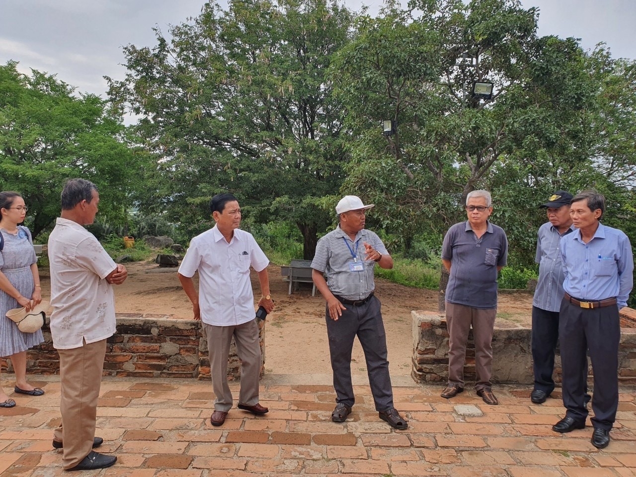 Đoàn được nghe giới thiệu về di tích cổ của người Chăm, tỉnh Ninh Thuận