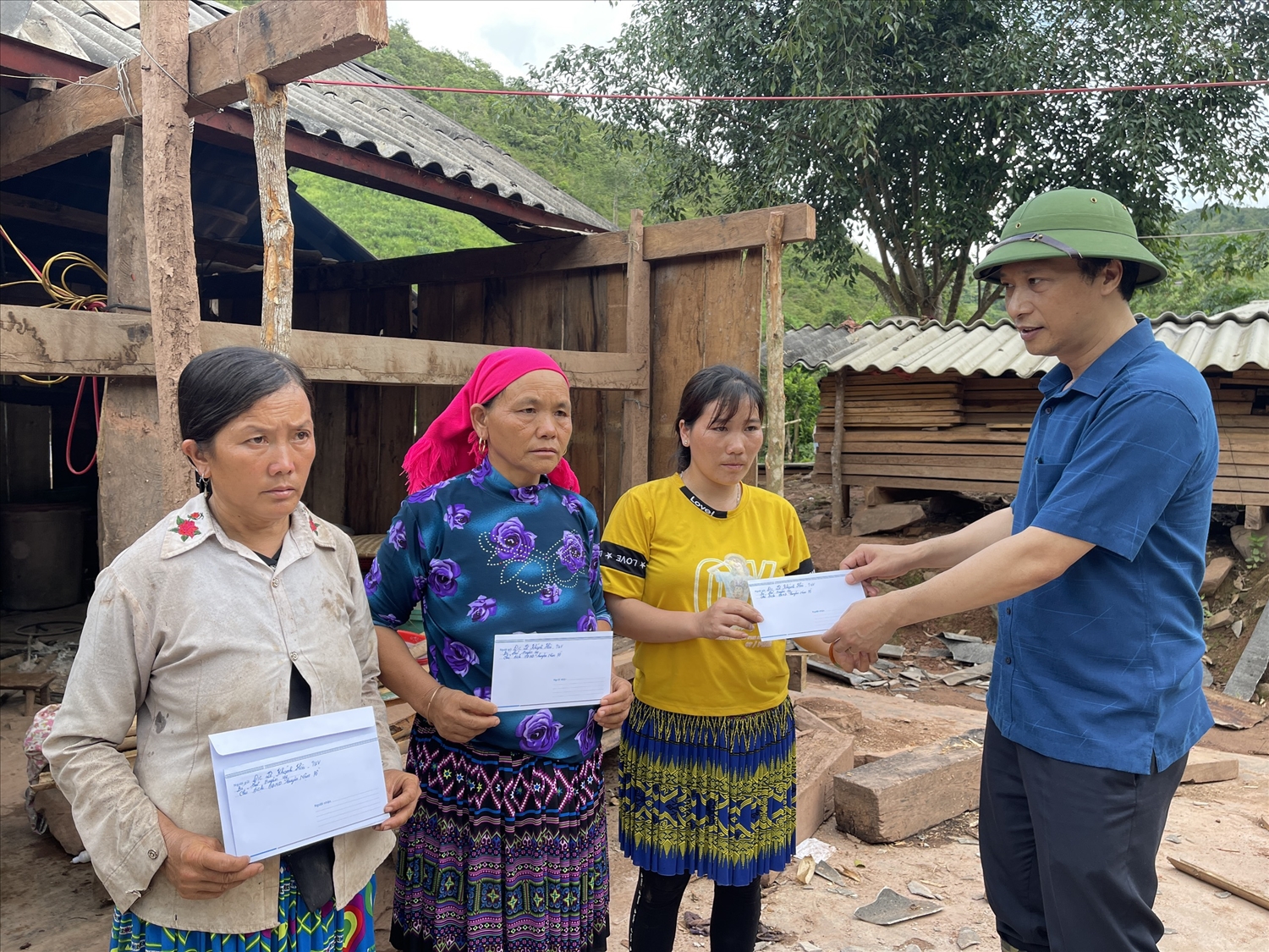 Chính quyền huyện Nậm Pồ hỗ trợ tiền cho các hộ dân trong vùng sạt lở đến nơi ở mới