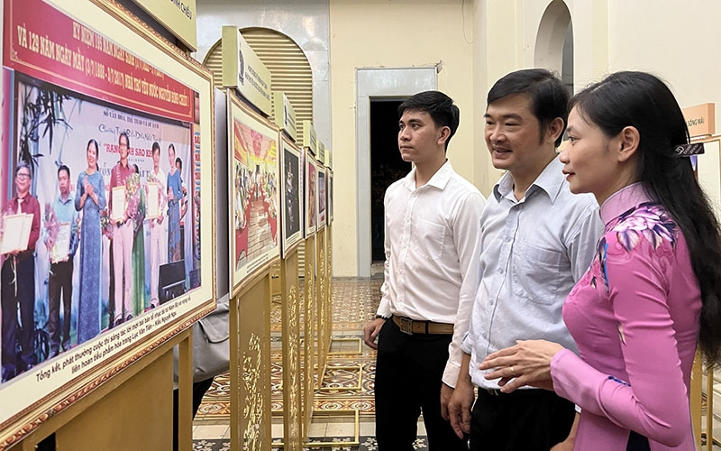 Công chúng tham quan hiểu hơn về cuộc đời và sự nghiệp của nhà thơ Nguyễn Đình Chiểu thông qua các hình ảnh, tư liệu tại triển lãm.