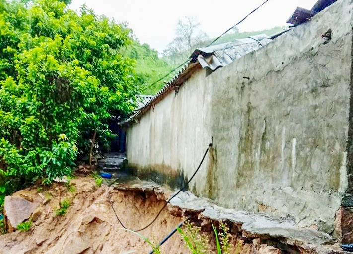 Mưa lớn vào ngày 6 và 7-6 gây sạt lở đất tại xã Mường Lý, huyện biên giới Mường Lát