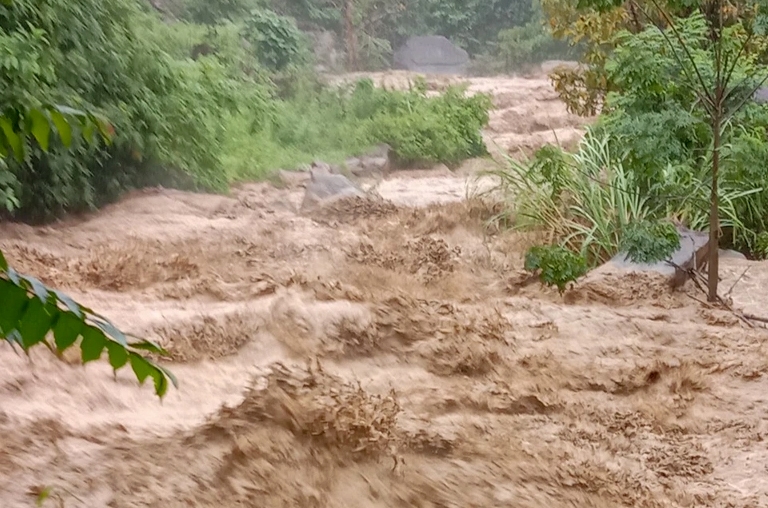 Mưa lớn trong đêm 6/6 khiến một số con suối trên địa bàn xã Mường Lý ngập lụt, nguy cơ lũ quét