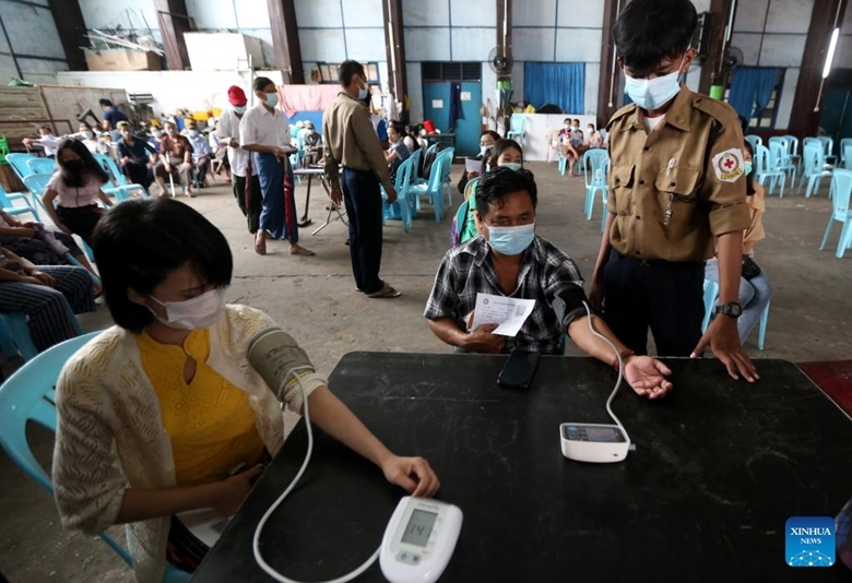 Người dân được kiểm tra huyết áp trước khi tiêm vaccine COVID-19 tại Yangon, Myanmar, ngày 6/6/2022. (Ảnh: Xinhua) 