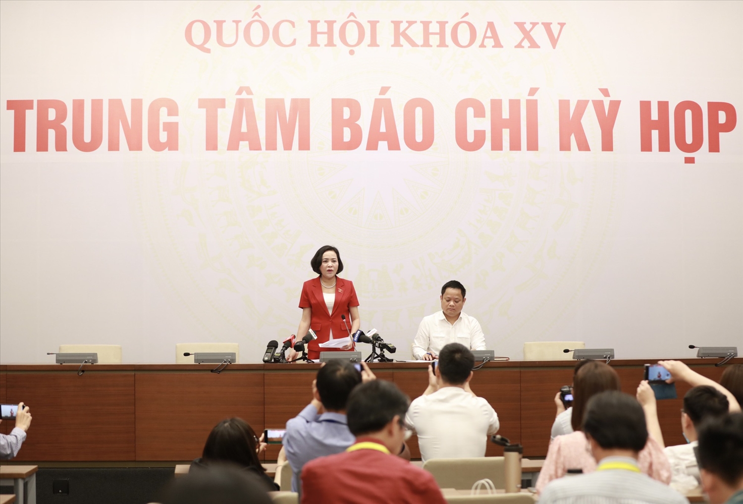 Trưởng Ban Công tác đại biểu Nguyễn Thị Thanh thông báo tại cuộc họp trưa 7/6. Ảnh: VGP/Nhật Bắc