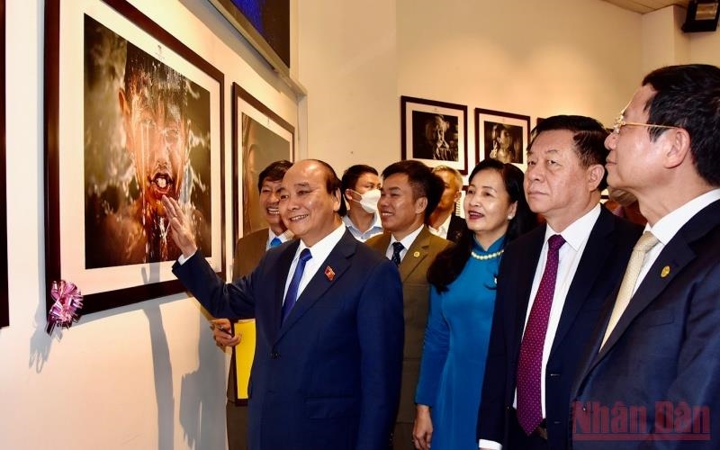 Chủ tịch nước Nguyễn Xuân Phúc và các đại biểu tham dự triển lãm. (Ảnh: Trần Hải)