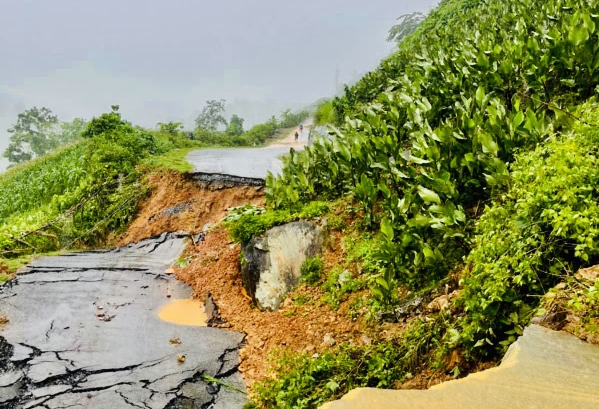 Đoạn đường tại Km436+200, Quốc lộ 6 thuộc địa phận bản Phiêng Đất B, xã Nậm Nèn bị hư hỏng, mất nền đường