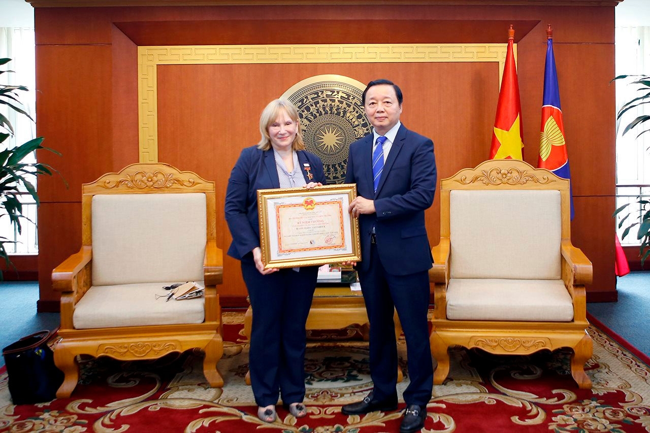 Bộ trưởng Trần Hồng Hà trao Kỷ niệm chương Vì sự nghiệp Tài nguyên và Môi trường cho bà Ann Marie Yastishock, Giám đốc Cơ quan Phát triển quốc tế Hoa Kỳ (USAID) Việt Nam
