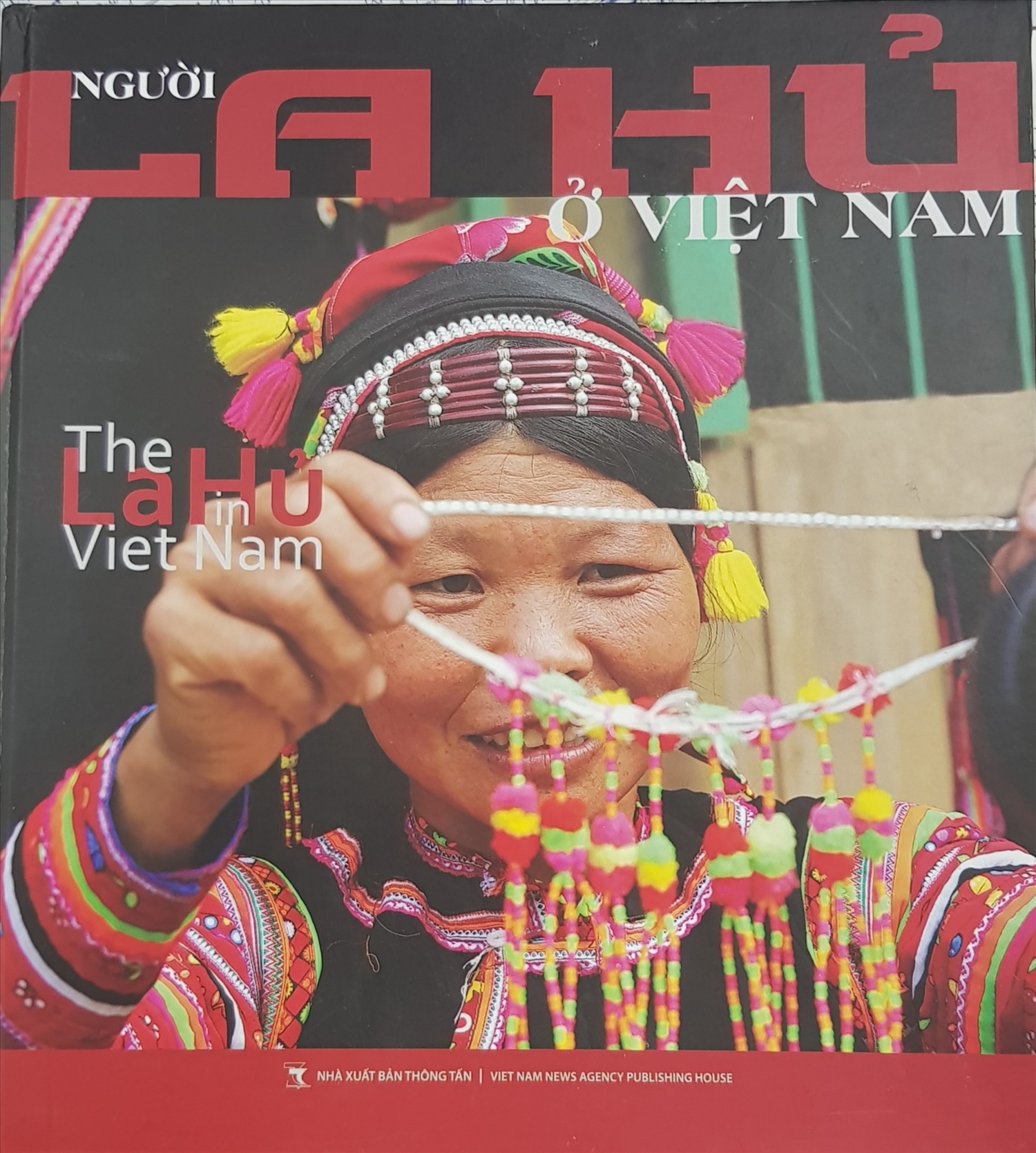Bìa cuốn sách "Người La Hủ ở Việt Nam"