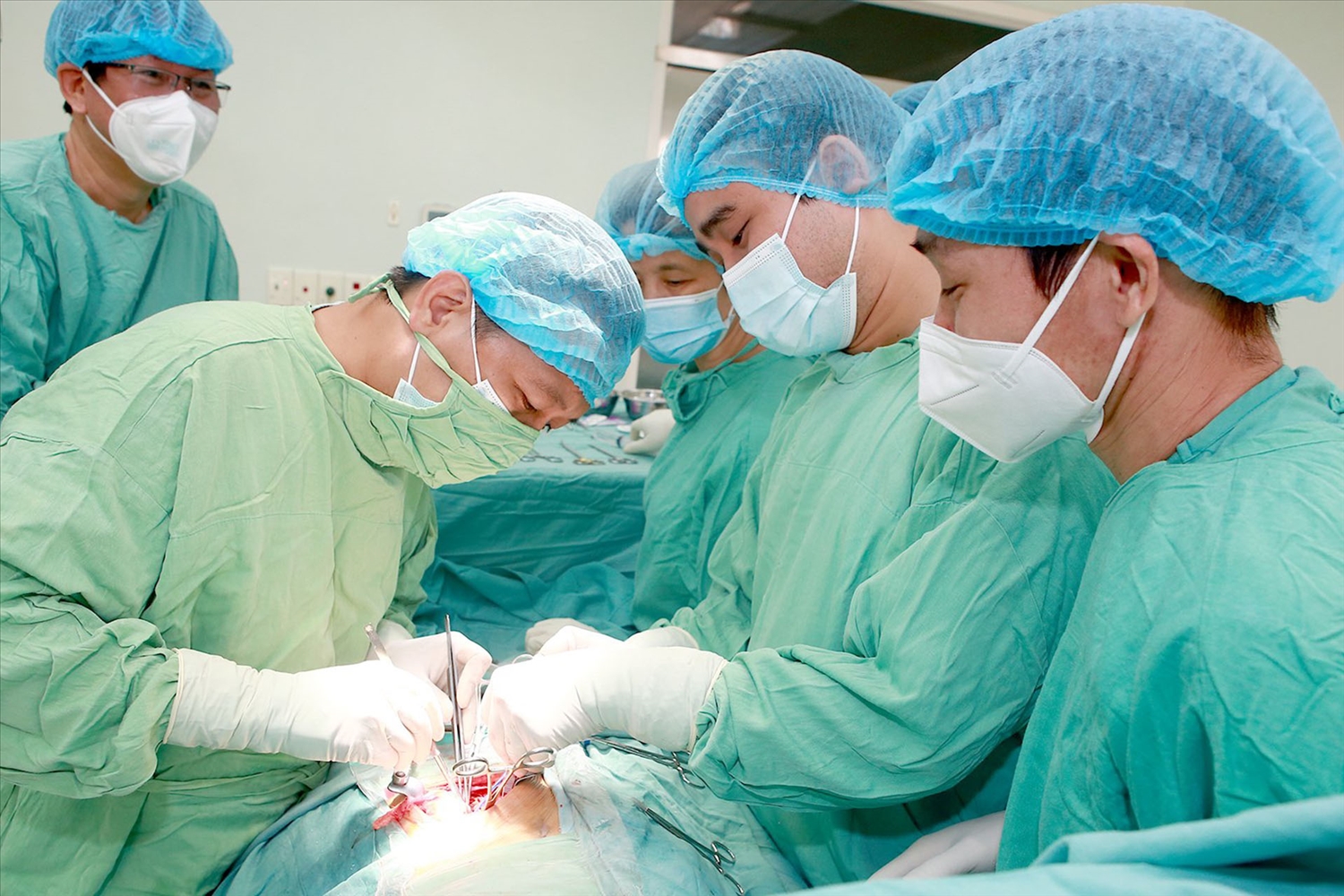 Các y bác sĩ tiến hành ca phẫu thuật ghép thận cho bệnh nhân. (Ảnh: Bệnh viện cung cấp)
