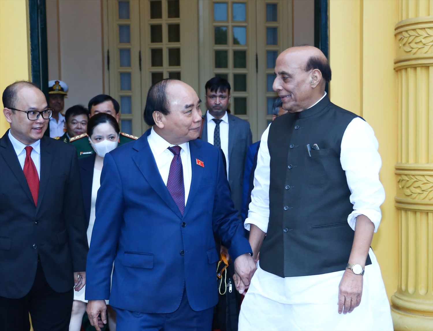 Chủ tịch nước Nguyễn Xuân Phúc tiếp Bộ trưởng Bộ Quốc phòng Ấn Độ Rajnath Singh. Ảnh: VPCTN
