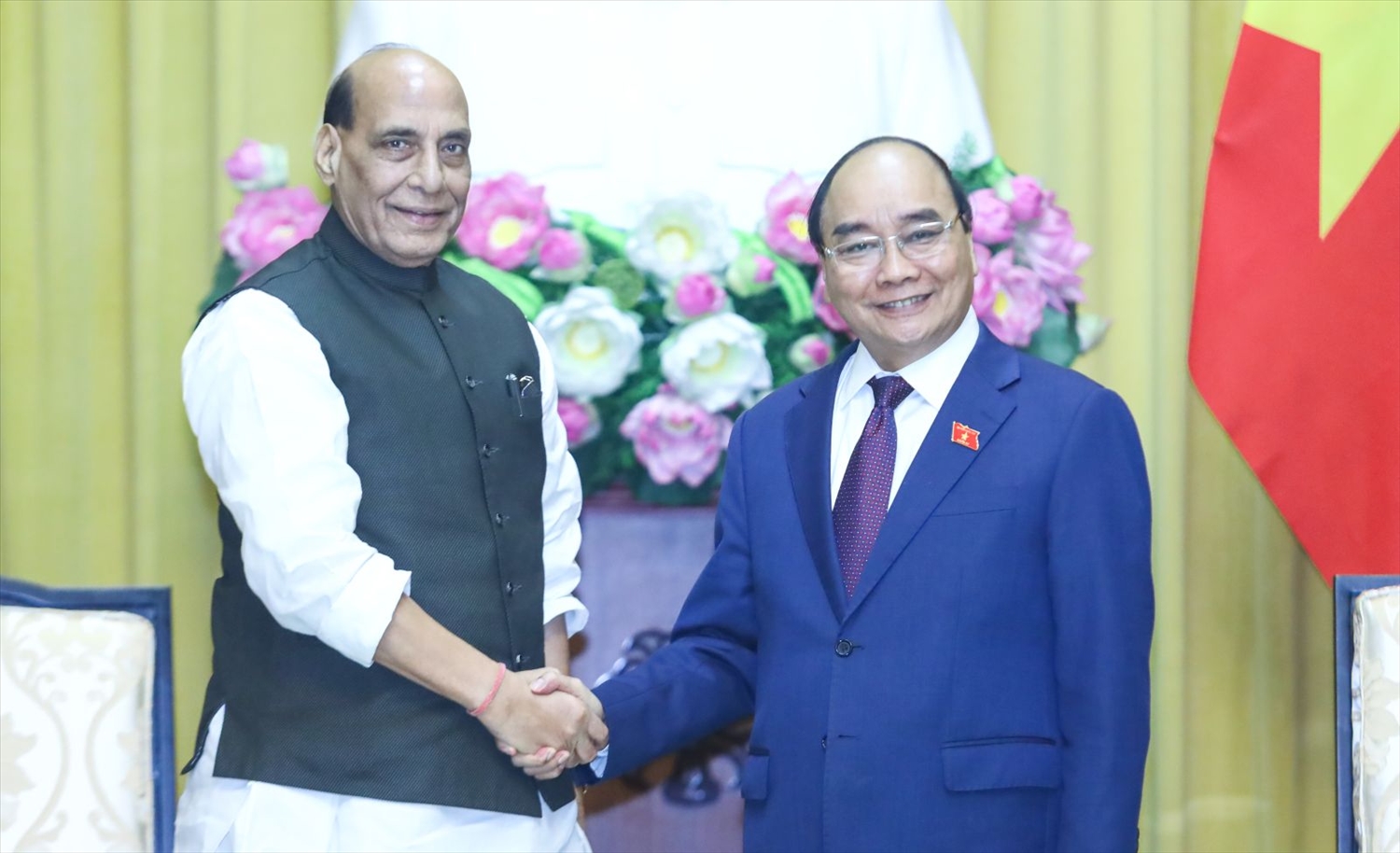Chủ tịch nước Nguyễn Xuân Phúc tiếp Bộ trưởng Bộ Quốc phòng Ấn Độ Rajnath Singh. Ảnh: VPCTN