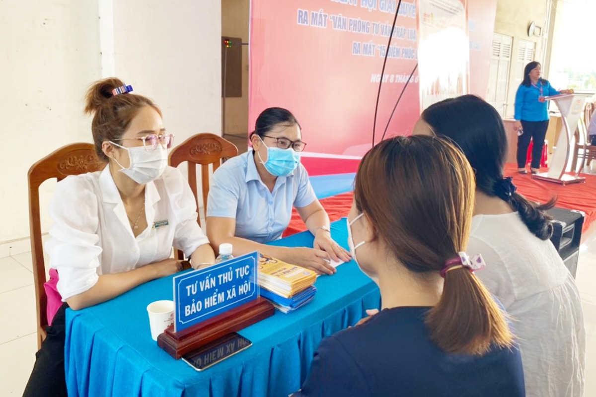 Tư vấn TTHC cho người lao động tại Khu Công nghệ cao TP. Hồ Chí Minh trong Ngày hội