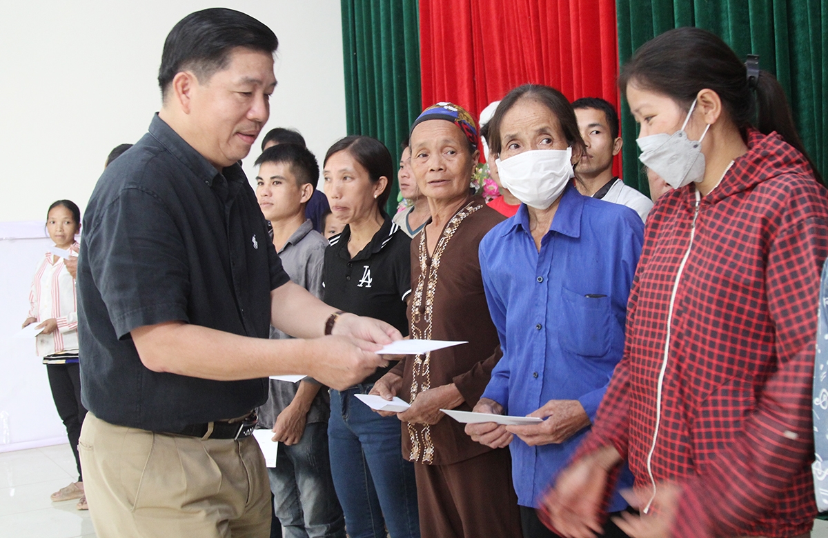 Thứ trưởng, Phó Chủ nhiệm Ủy ban Dân tộc Lê Sơn Hải tặng quà cho các hộ đồng bào DTTS nghèo, gia đình chính sách 100 suất quà