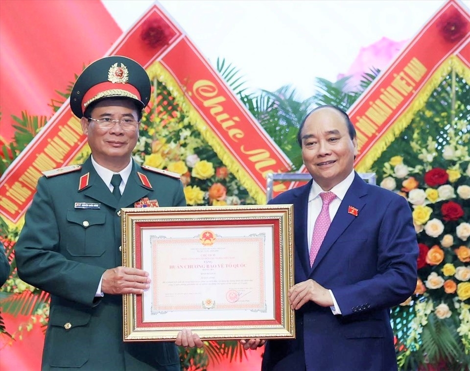 Chủ tịch nước Nguyễn Xuân Phúc trao tặng Huân chương Bảo vệ Tổ quốc hạng Ba cho Binh đoàn 11