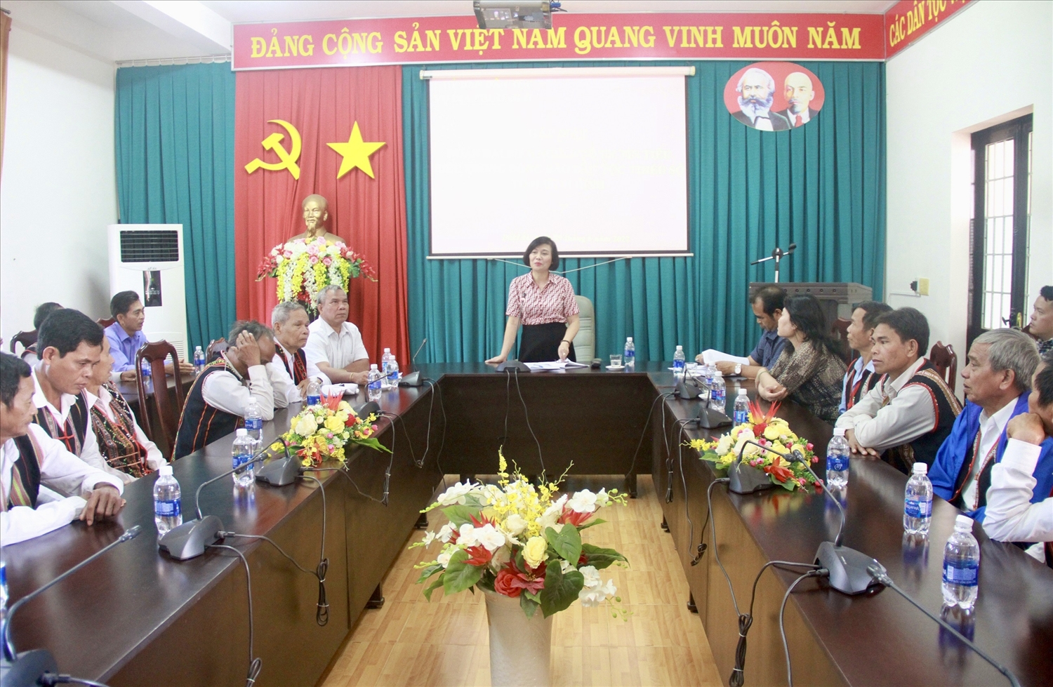 Bà Phạm Thị Phước An tiếp thu ý kiến và chia sẻ thông tin về chính sách dân tộc với Đoàn đại biểu