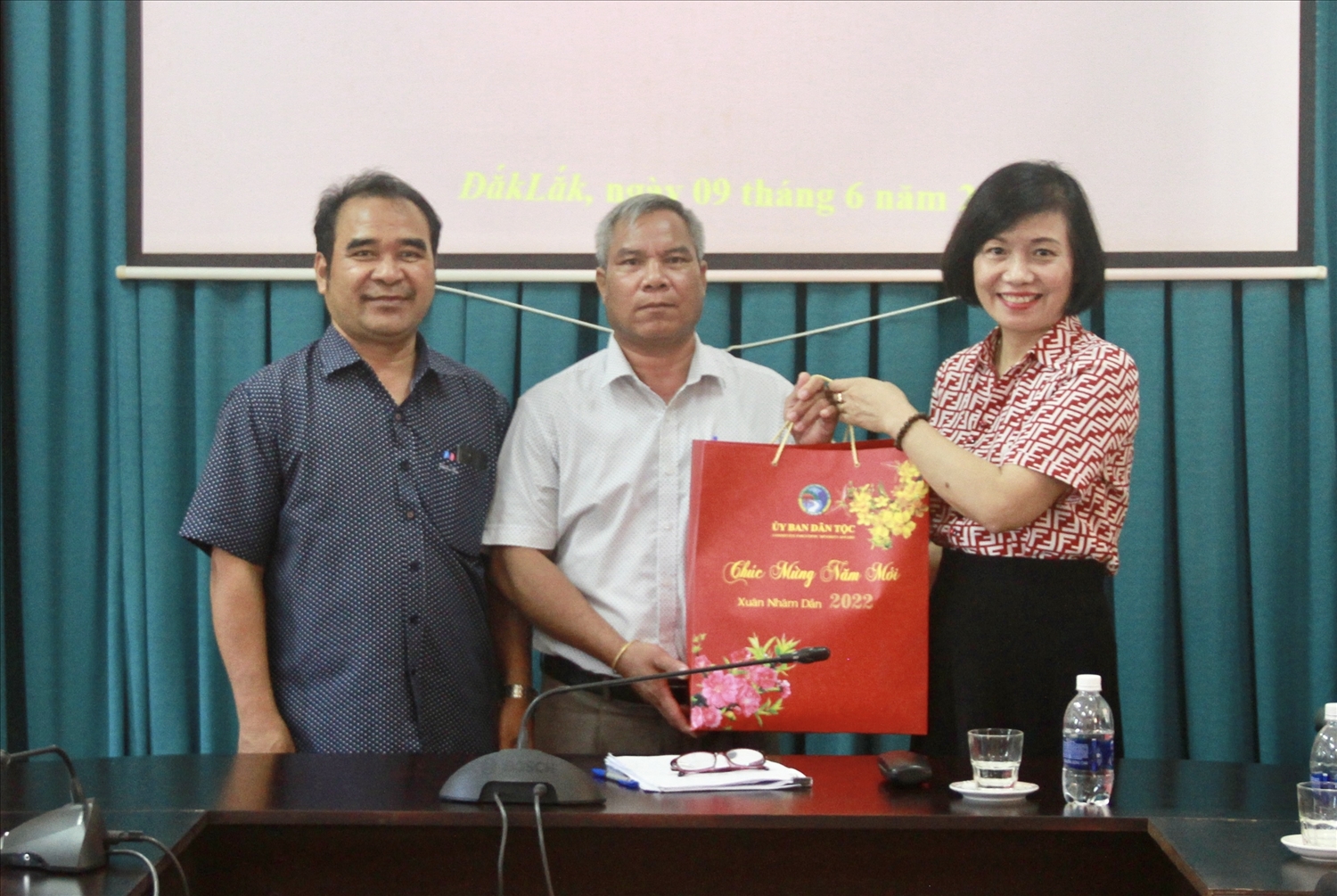 Ông Điểu Mưu và bà Phạm Thị Phước An, Phó vụ trưởng Vụ Địa phương II tặng quà Đoàn đại biểu