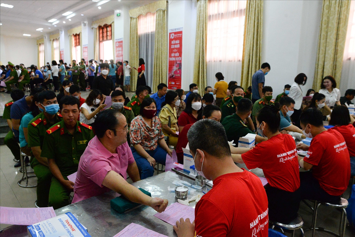 Các tình nguyện viên hiến máu được y bác sỹ khám sàng lọc cẩn thận trước khi hiến máu