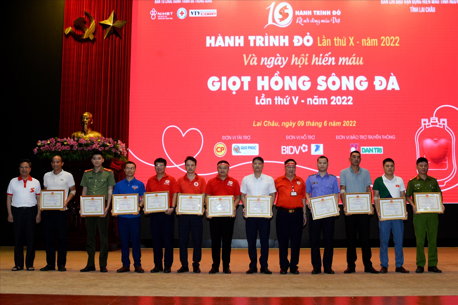 Tại Chương trình Hành trình Đỏ, Ban Chỉ đạo Vận động hiến máu tình nguyện tại Lai Châu đã biểu dương, khen thưởng khen cho 4 tập thể, 79 cá nhân, 4 hộ gia đình có thành tích xuất sắc trong hiến máu và vận động hiến máu tình nguyện năm 2022