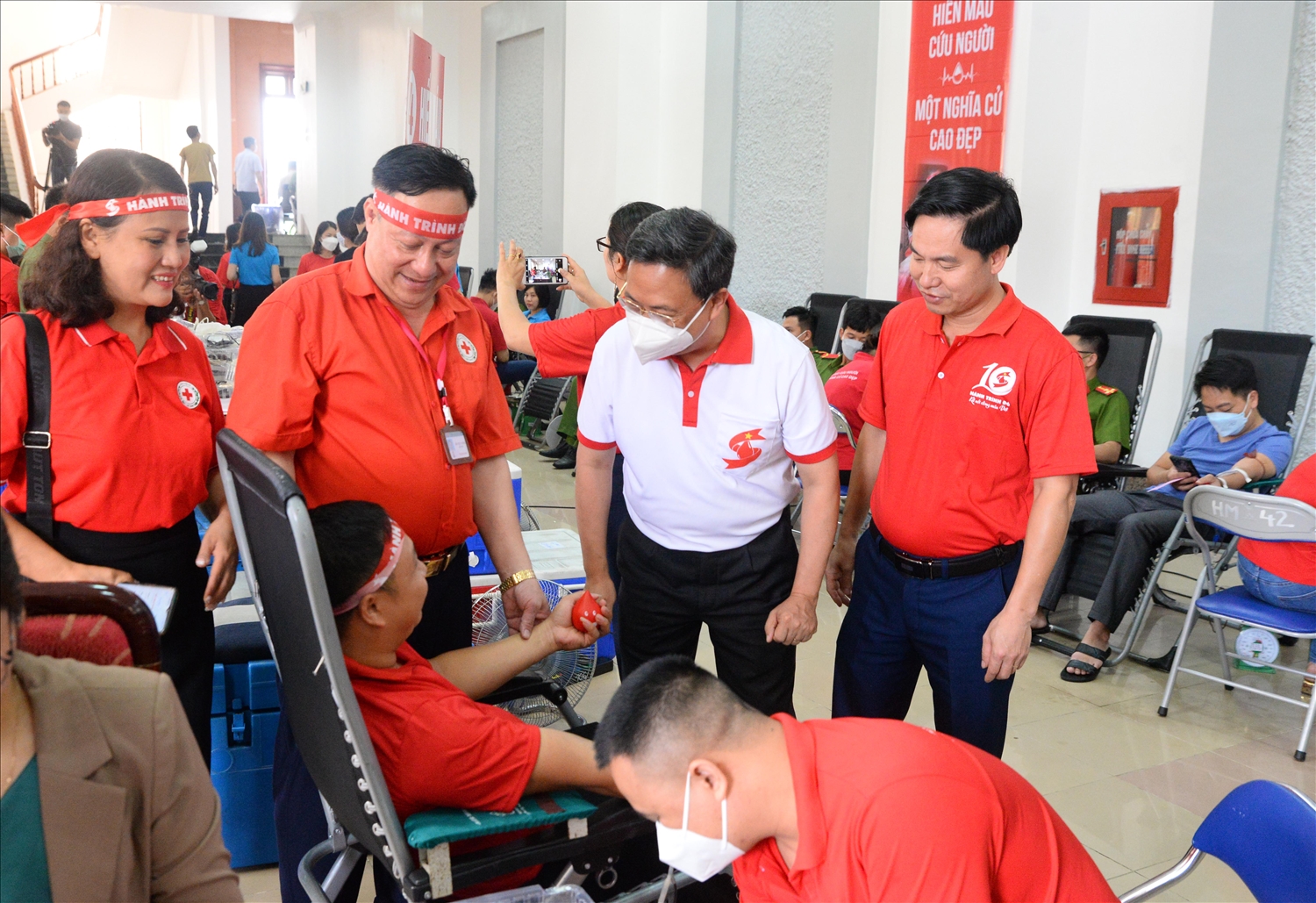 Lãnh đạo tỉnh Lai Châu và Ban tổ chức Hành trình Đỏ động viên người hiến máu