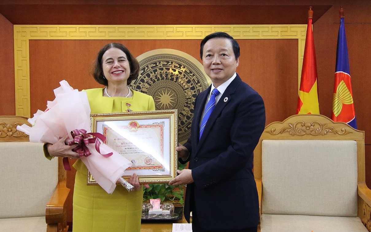 Bộ trưởng Bộ Tài nguyên và Môi trường Trần Hồng Hà trao Kỷ niệm chương vì Sự nghiệp Tài nguyên và Môi trường tặng bà Robyn Mudie, Đại sứ đặc mệnh toàn quyền Australia tại Việt Nam
