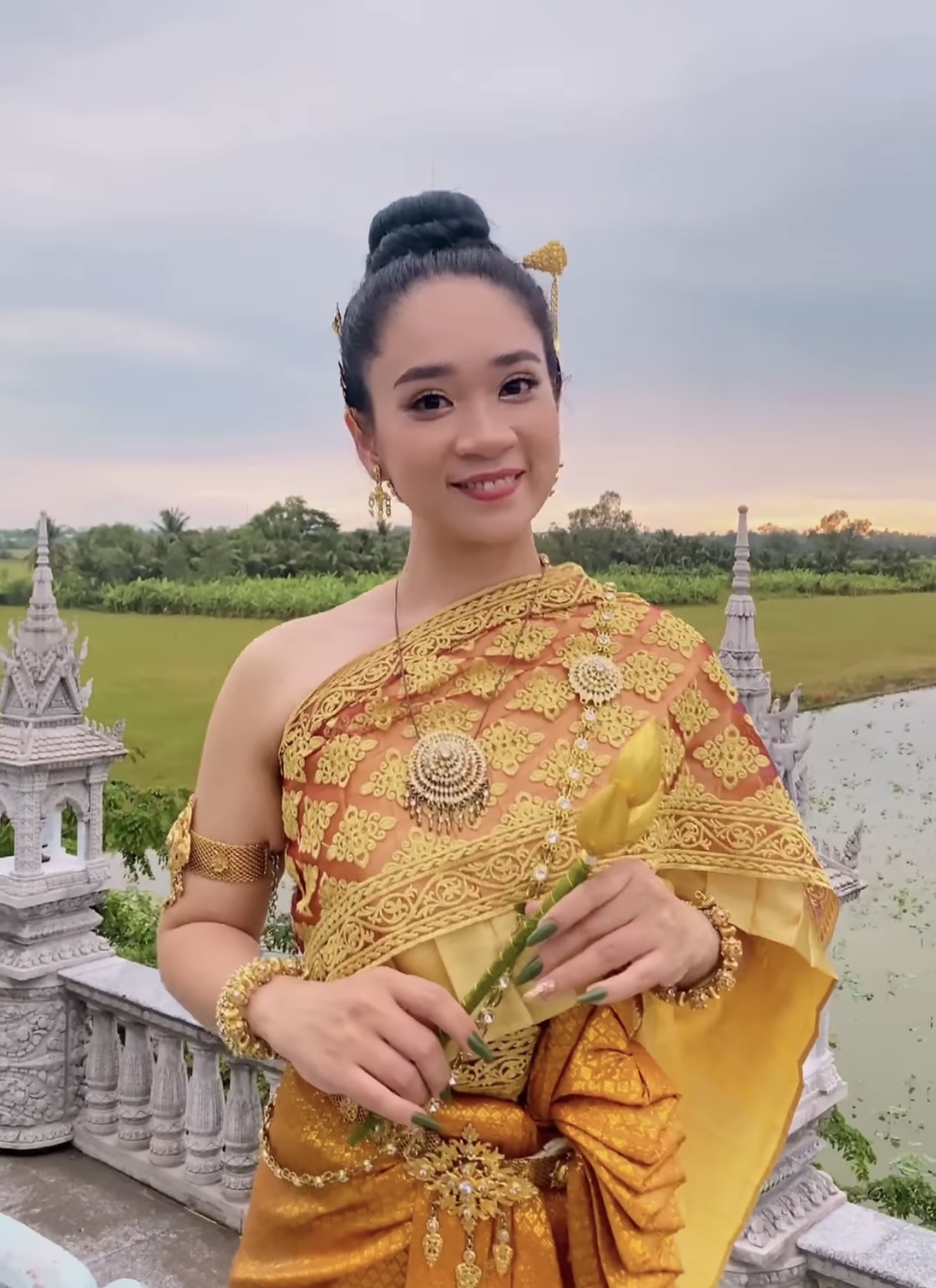 Du khách hoá thân thành cô gái Khmer qua trang phục truyền thống