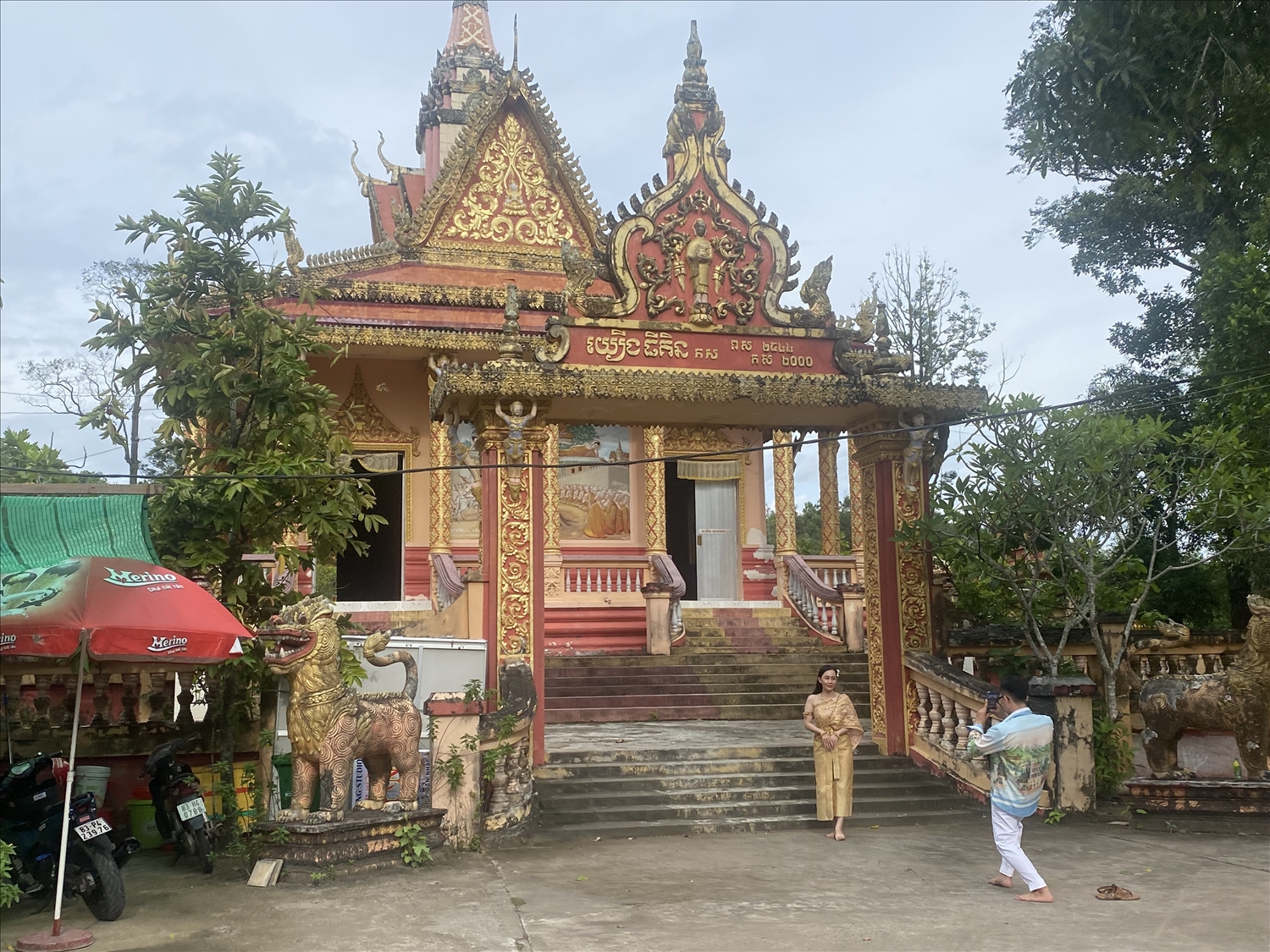 Kiến trúc chùa Khmer hấp dẫn du khách tham quan và chụp ảnh kỷ niệm