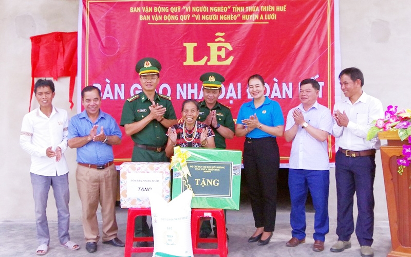Đại tá Đặng Ngọc Hiệu, Chủ nhiệm Chính trị Bộ đội Biên phòng tỉnh và đại diện các đơn vị tặng quà cho đại diện gia đình ông Cu Doan, trú tại thôn Pi Ây 1, xã Quảng Nhâm